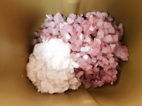 面包机里放入肥肉泥和瘦肉丁