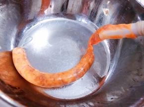 肉馅灌到粗筒里，旋转肉馅就顺着肠衣出来了