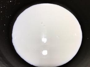 奶锅里加入牛奶