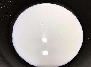 奶锅里加入牛奶