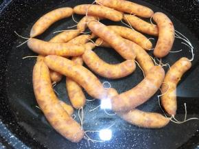 锅里加入清水，把做好的肠放进锅里，中火至水烫手后转最小火煮1个小时至全部浮起就好了