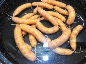 锅里加入清水，把做好的肠放进锅里，中火至水烫手后转最小火煮1个小时至全部浮起就好了