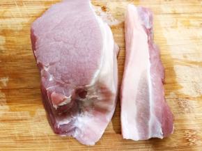 8分瘦2分肥的猪后腿肉洗净，把肥肉跟瘦肉分开