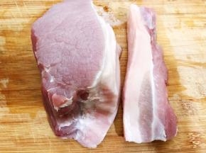 8分瘦2分肥的猪后腿肉洗净，把肥肉跟瘦肉分开