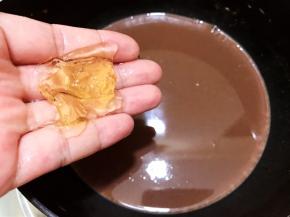 加入泡软的吉利丁片，待吉利丁片融化后关火