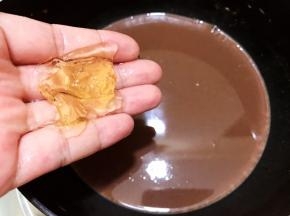 加入泡软的吉利丁片，待吉利丁片融化后关火