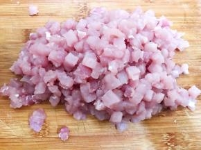 瘦肉切成小指甲盖大小的小丁