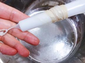 把肠衣套在灌肠器上（灌肠器上抹点油很好套）肠衣尾处用棉线系紧