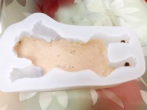 把慕斯液倒入模具里，因为硅胶模具很软建议先倒一半，等放入冷冻室再倒满