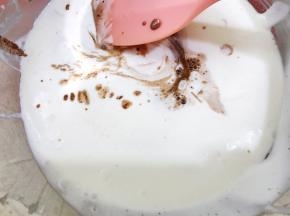 把巧克力牛奶过筛到到淡奶油里，翻拌均匀