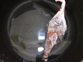 黑巧克力装入裱花袋里隔热水融化