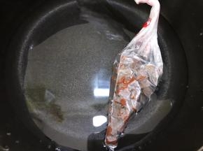 黑巧克力装入裱花袋里隔热水融化