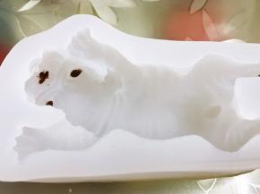 用黑巧克力抹在模具的眼睛和鼻子处