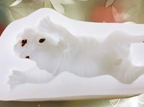 用黑巧克力抹在模具的眼睛和鼻子处