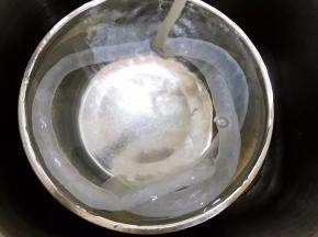 羊肠衣洗去盐分，加清水泡20分钟后再灌水冲洗