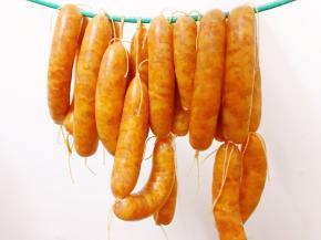 挂在衣架上夏天放在空调房里，用电风扇吹干表皮，大约1到2个小时就可以，不建议晾晒太久一是会臭，二是表皮会皱不好看