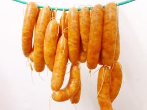 挂在衣架上夏天放在空调房里，用电风扇吹干表皮，大约1到2个小时就可以，不建议晾晒太久一是会臭，二是表皮会皱不好看