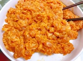 搅拌完成把肉馅盖保鲜膜入冰箱冷藏腌制2个小时