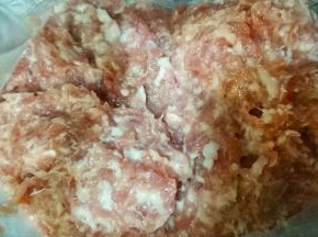 肉末调好味备用