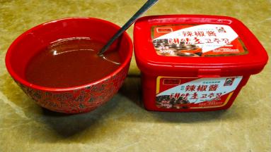 韩式辣椒酱、料酒、酱油、盐、糖、水混合调成料汁备用