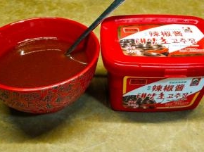 韩式辣椒酱、料酒、酱油、盐、糖、水混合调成料汁备用