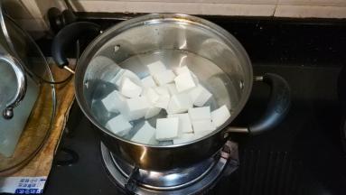 豆腐放入水里烧开，去除豆腥味