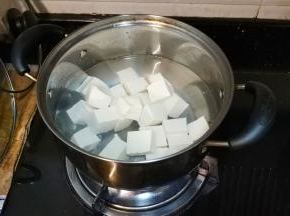 豆腐放入水里烧开，去除豆腥味