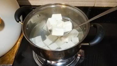 捞出沥干水分备用