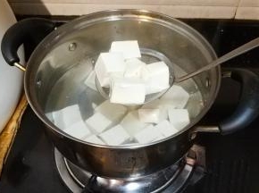 捞出沥干水分备用