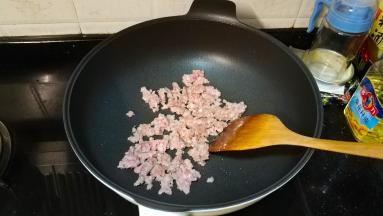 锅里烧油，放入肉末炒至变色
