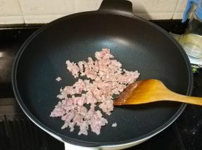 锅里烧油，放入肉末炒至变色