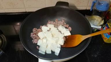 倒入豆腐块拌均匀