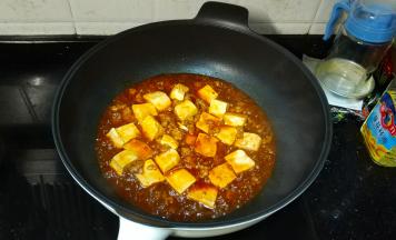 大火烧开转中小火烧至汤汁变稠即可