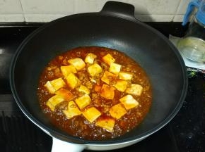 大火烧开转中小火烧至汤汁变稠即可