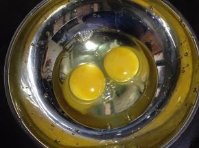 鸡蛋两个打散