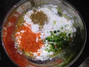 加入面粉、五香粉、盐、胡萝卜碎、香葱碎拌匀