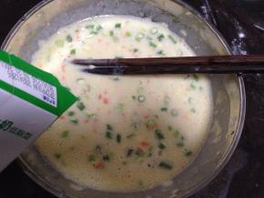 慢慢加入牛奶调成糊状