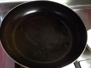 平底锅刷上一层薄薄的油烧热