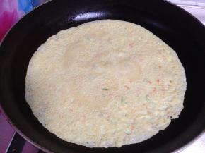 一面煎好后翻面煎另一面，两面都要煎至金黄即可