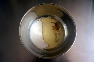 制作椰奶糊，将48克蛋白，100克椰浆，72克玉米油，1克盐同放入打蛋盆中，拌均匀。