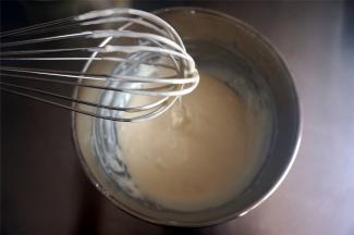 搅拌至顺滑无颗粒的状态，放置一旁备用。
