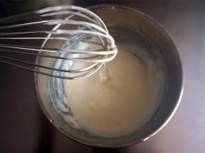 搅拌至顺滑无颗粒的状态，放置一旁备用。