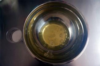 制作蛋白糊，220克蛋白加入2克柠檬汁，分3次加入80克细砂糖，先低速后高速打发。