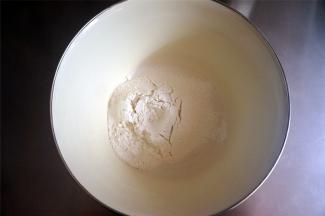 将100克低筋粉过筛，加入椰奶糊中。