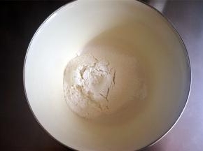 将100克低筋粉过筛，加入椰奶糊中。