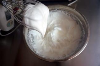 搅打至大湾沟的湿性发泡状态即可。