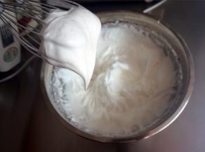 搅打至大湾沟的湿性发泡状态即可。