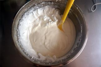 将蛋白糊和椰奶糊翻拌均匀成为蛋糕糊。