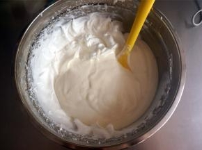 将蛋白糊和椰奶糊翻拌均匀成为蛋糕糊。