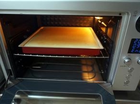 表面金黄，香气四溢，即可出炉。